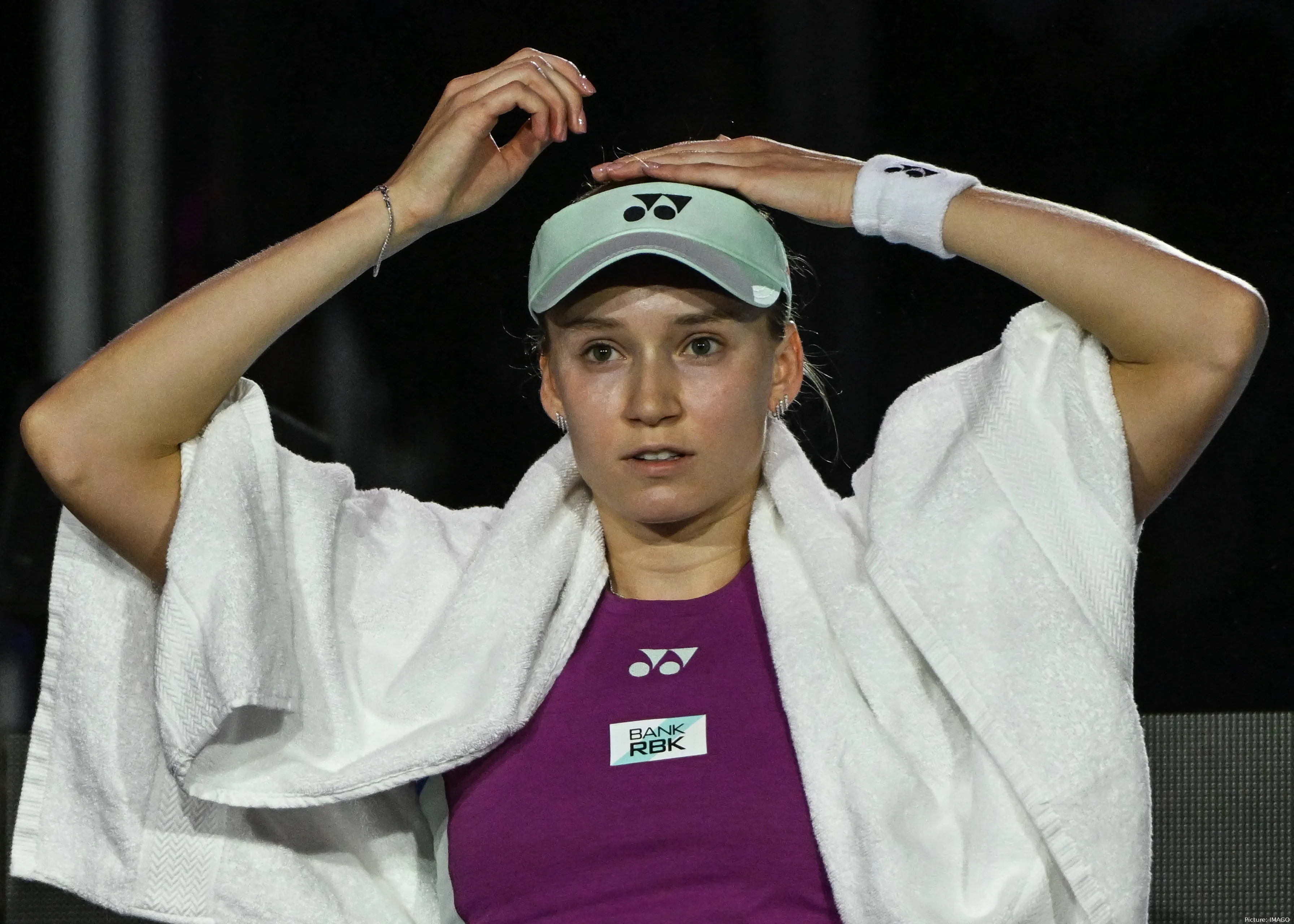 (VIDEO) Commentator messes up pronouncing Elena Rybakina's name at